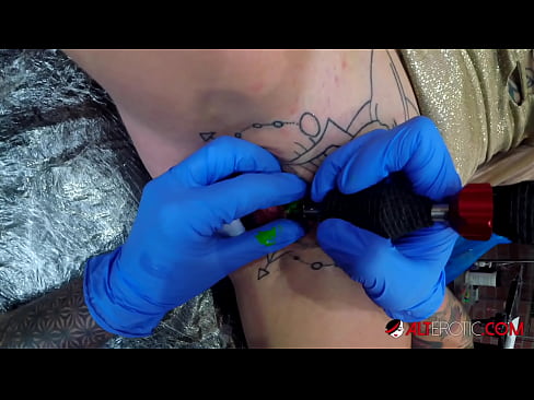 ❤️ Ekstreme tatuita varmulo Sully Savage ricevis tatuon sur sia klitoro ❌ Pornvideo ĉe eo.pi-porno.ru ﹏